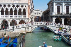 Eine der 400 Brcken von Venedig!